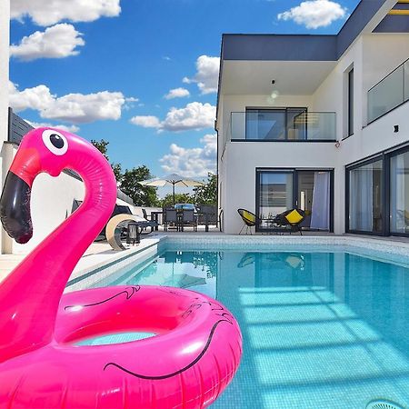 Villa Jlo 2 Mit 4 E-Bikes à Peroj Extérieur photo