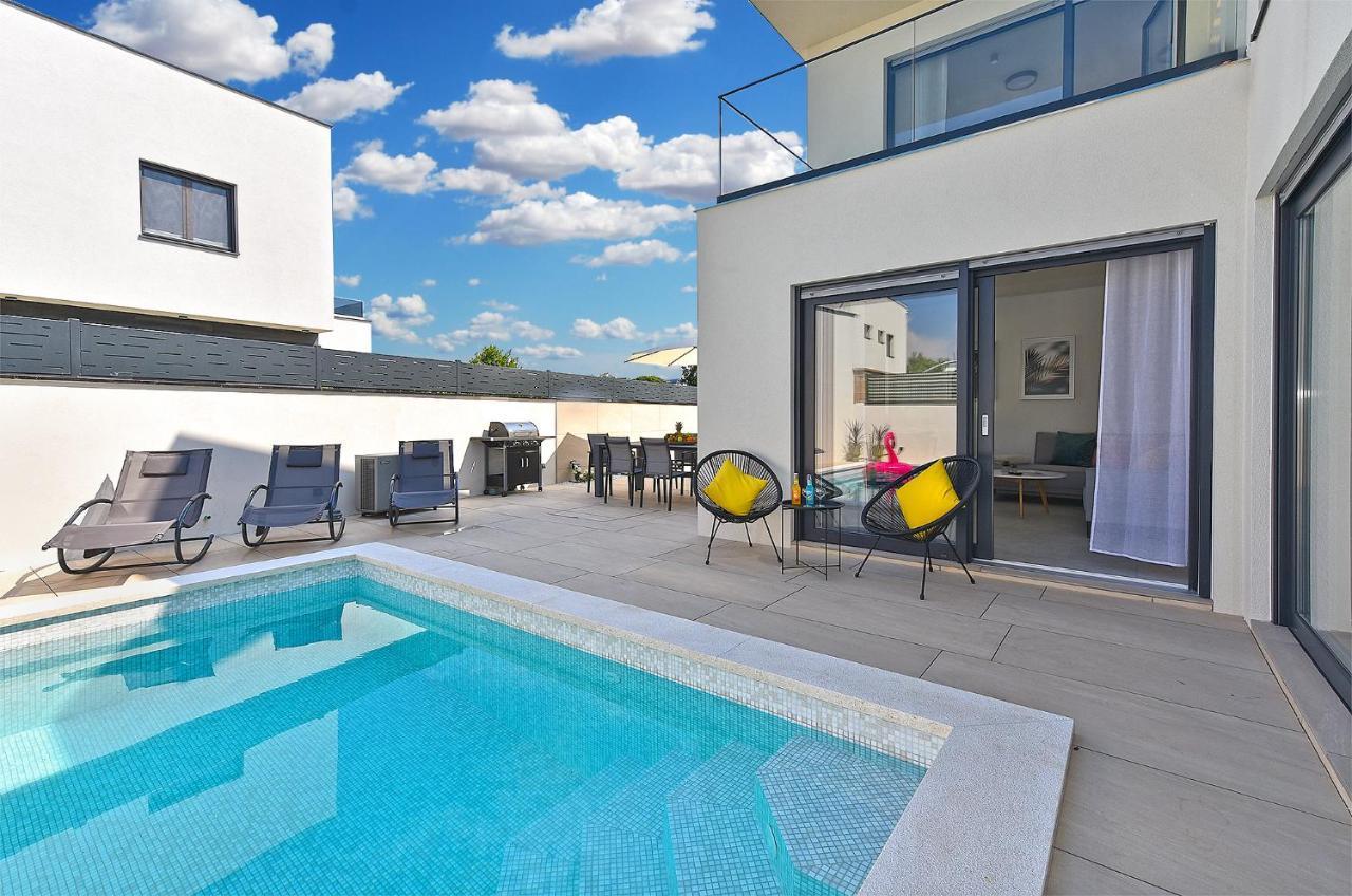 Villa Jlo 2 Mit 4 E-Bikes à Peroj Extérieur photo