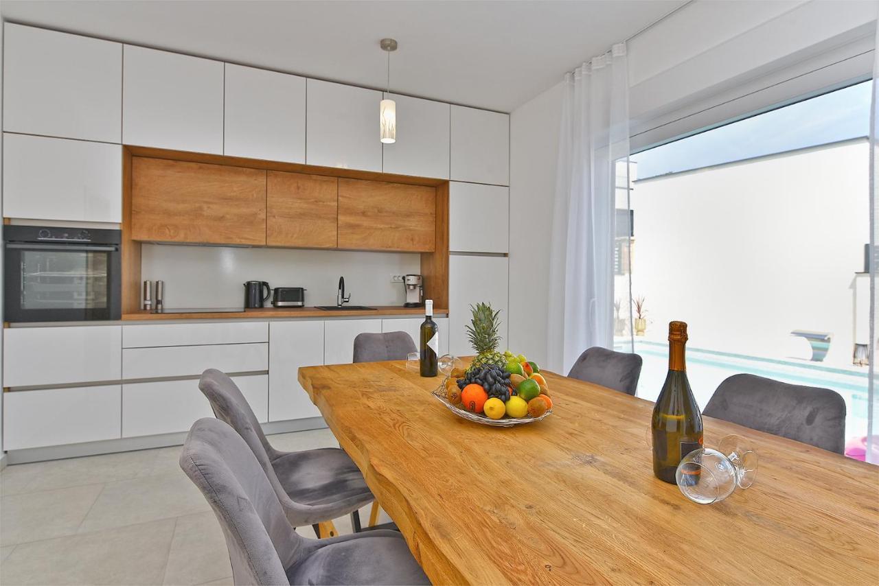 Villa Jlo 2 Mit 4 E-Bikes à Peroj Extérieur photo