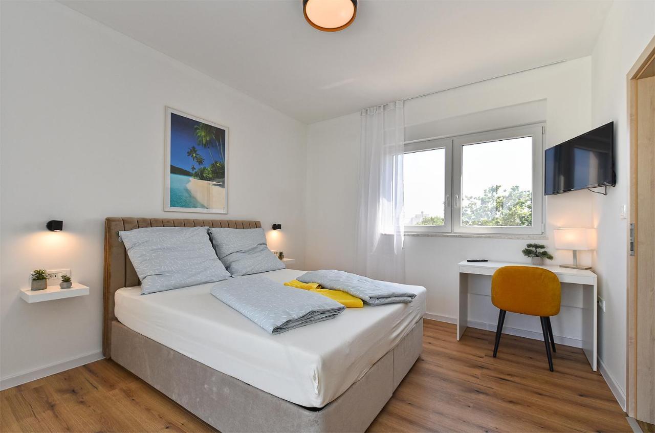 Villa Jlo 2 Mit 4 E-Bikes à Peroj Extérieur photo