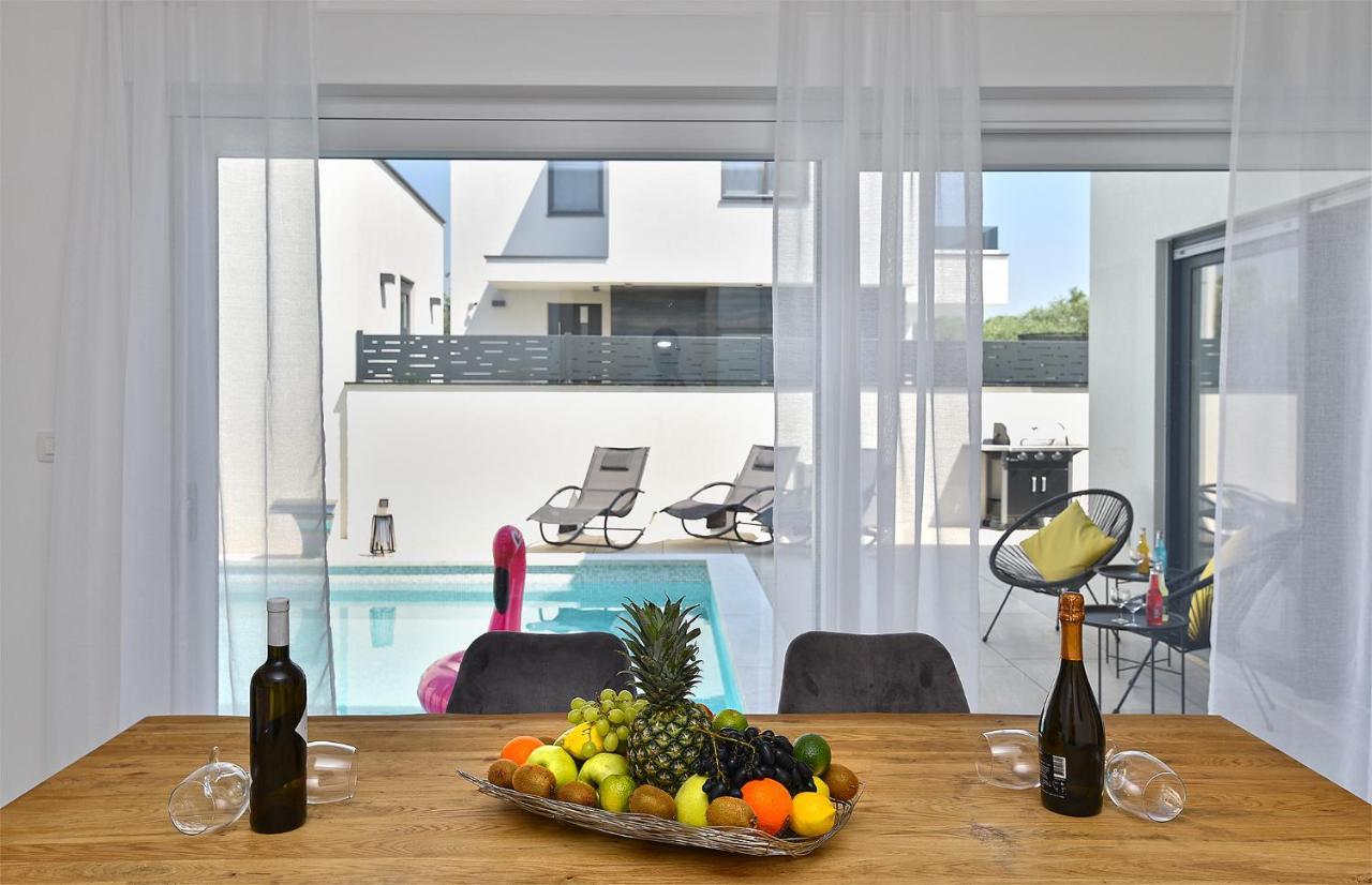 Villa Jlo 2 Mit 4 E-Bikes à Peroj Extérieur photo