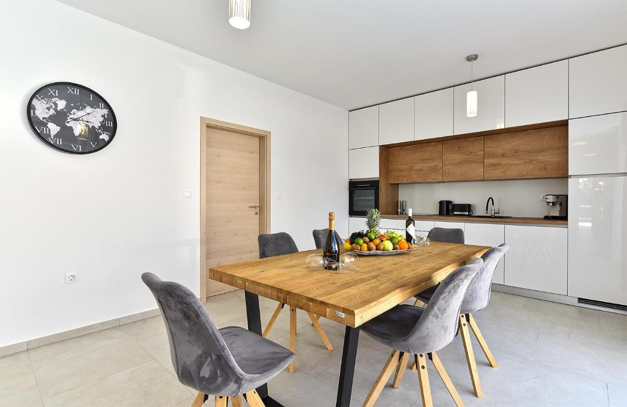 Villa Jlo 2 Mit 4 E-Bikes à Peroj Extérieur photo