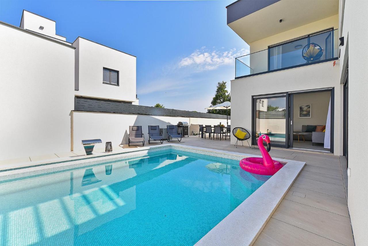 Villa Jlo 2 Mit 4 E-Bikes à Peroj Extérieur photo