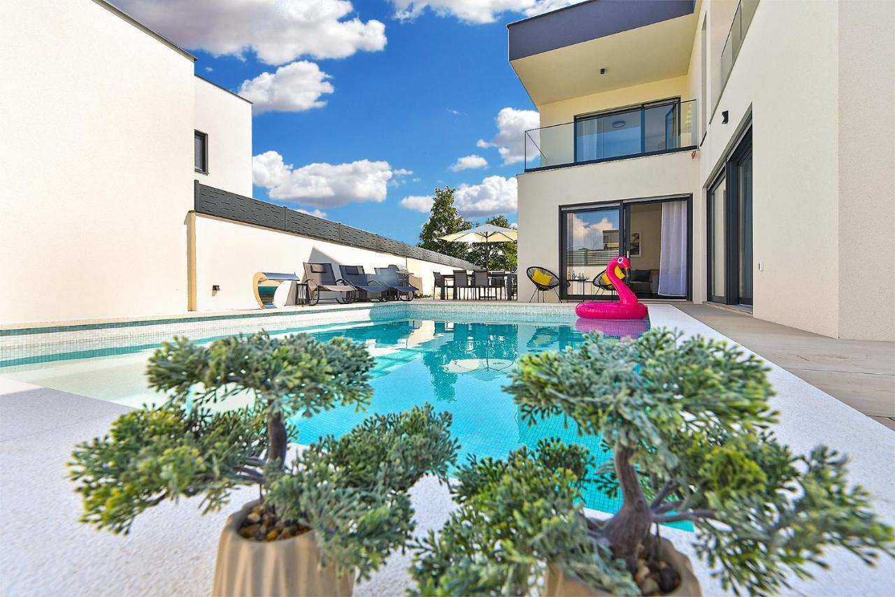 Villa Jlo 2 Mit 4 E-Bikes à Peroj Extérieur photo