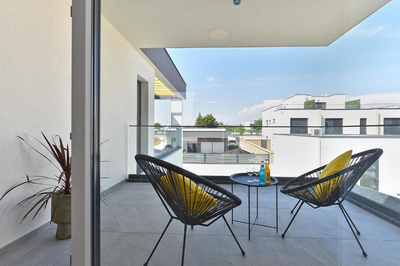 Villa Jlo 2 Mit 4 E-Bikes à Peroj Extérieur photo