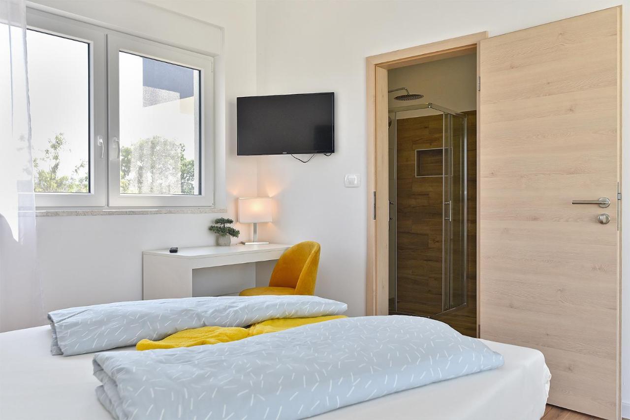 Villa Jlo 2 Mit 4 E-Bikes à Peroj Extérieur photo