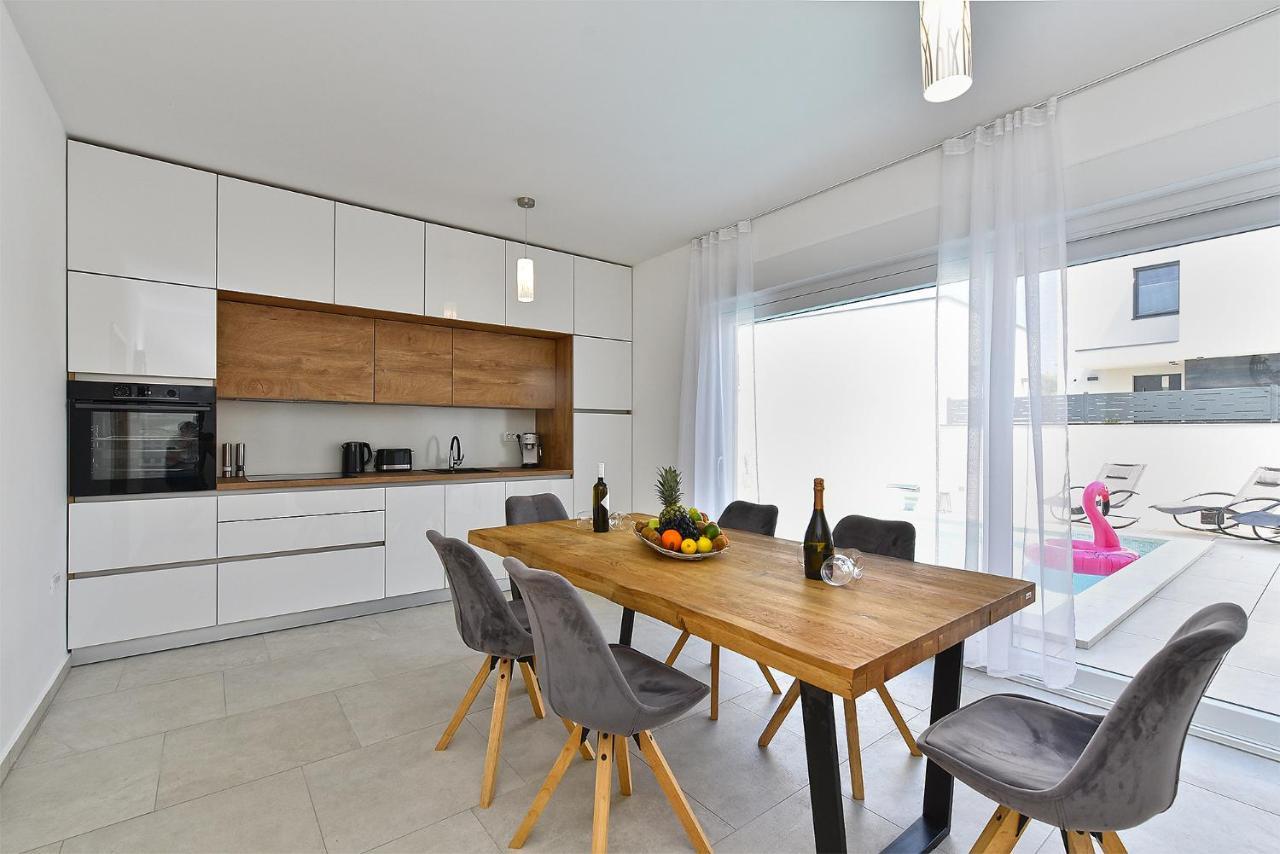 Villa Jlo 2 Mit 4 E-Bikes à Peroj Extérieur photo