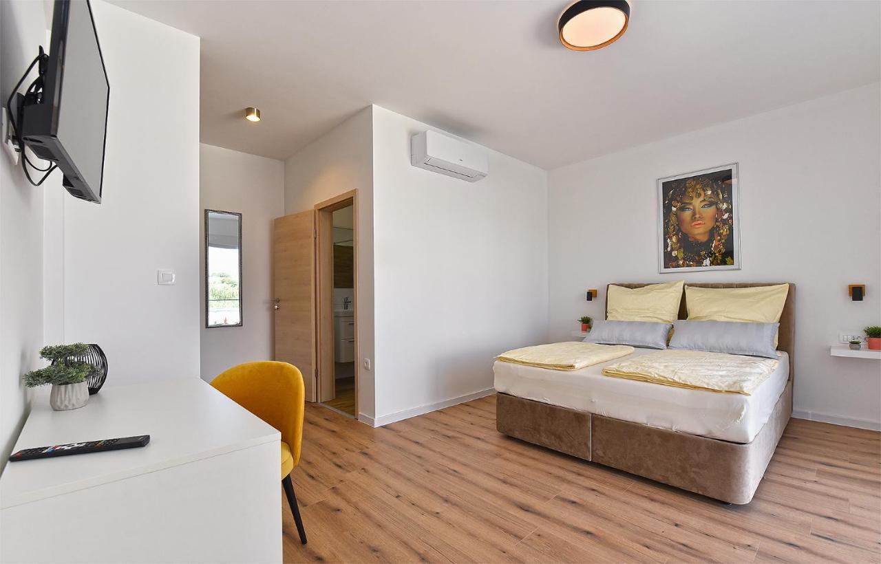 Villa Jlo 2 Mit 4 E-Bikes à Peroj Extérieur photo